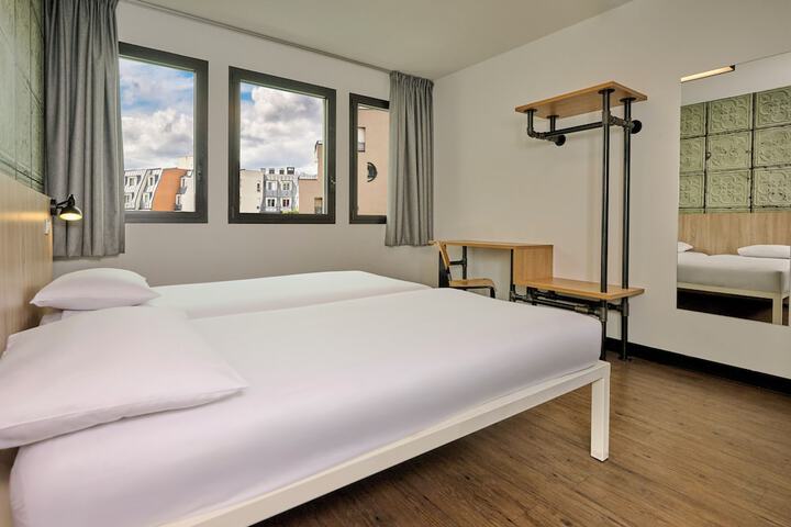 Room 6 of 72