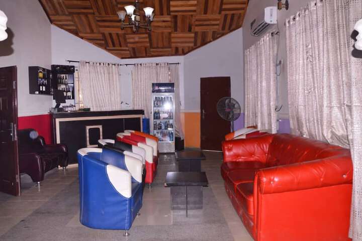 Lounge 15 of 18