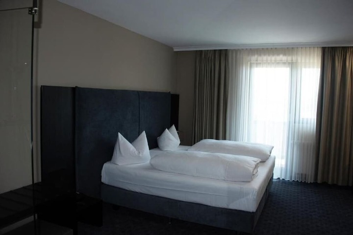 Room 4 of 37