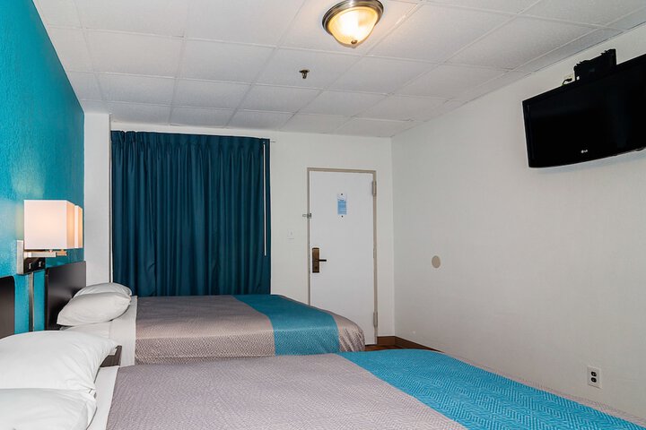 1 King Bed (5 of 18)