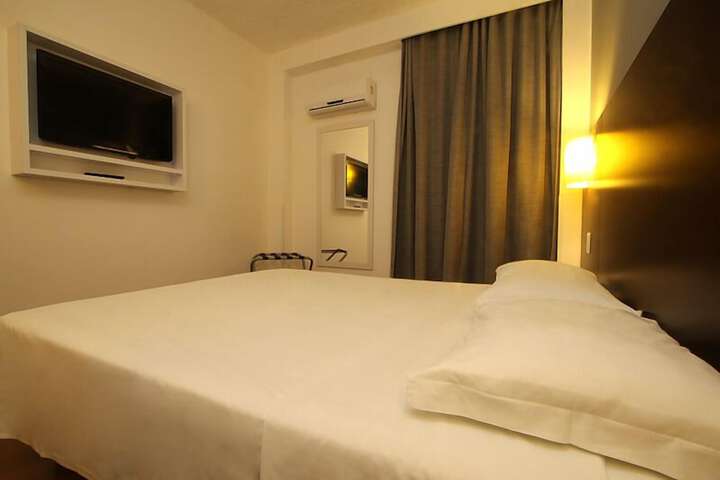 Room 13 of 22