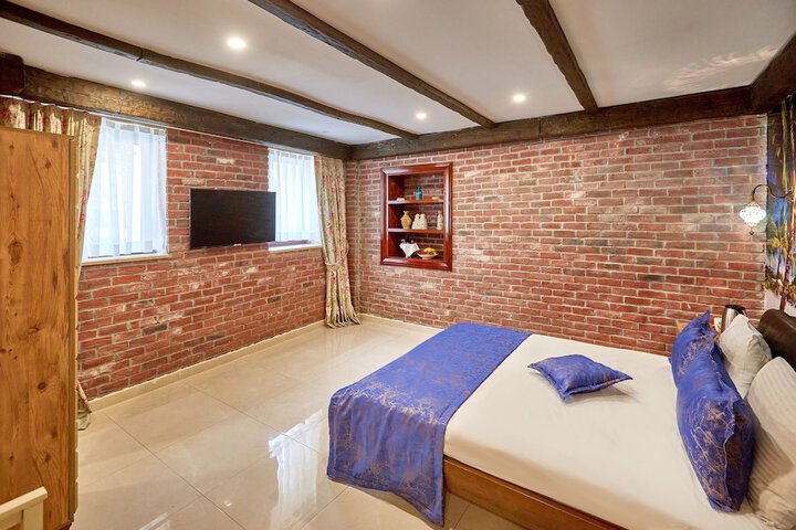 Room 3 of 198