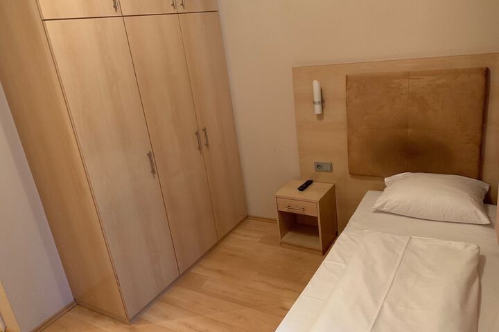 Room 6 of 33