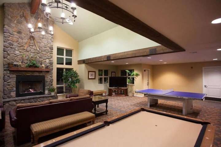 Lounge 32 of 46