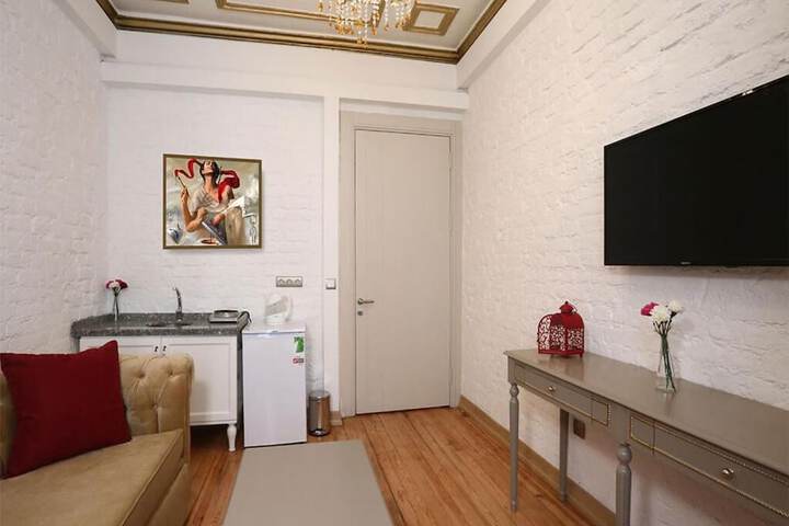Room 7 of 19