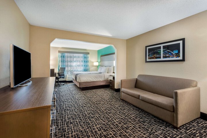 1 King Bed (9 of 10)