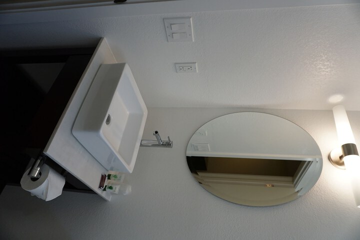 Bathroom sink