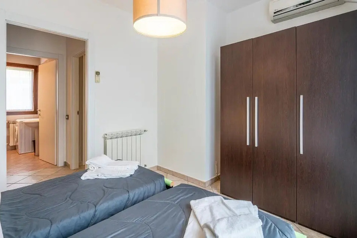 Room 4 of 33
