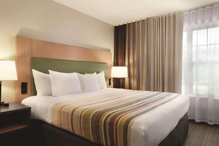 1 King Bed (5 of 18)