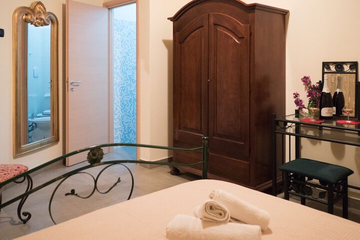 Room 4 of 33