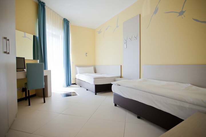 Room 2 of 76