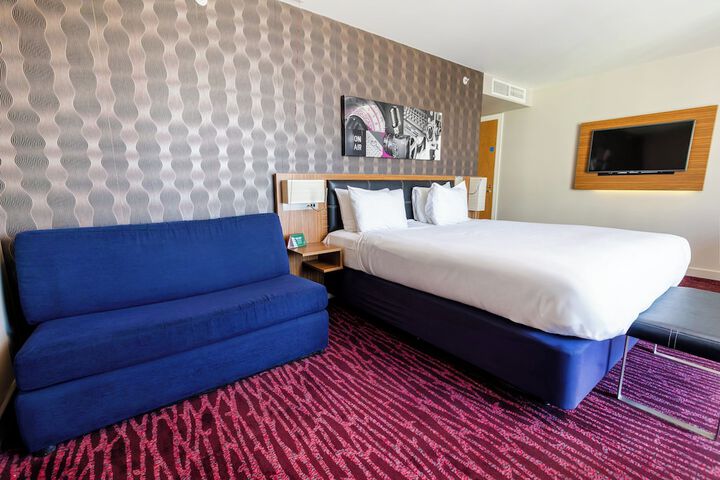 Room 6 of 137