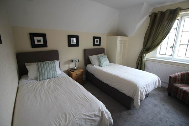 Room 3 of 77