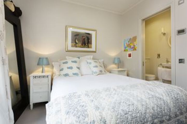 Room 6 of 18