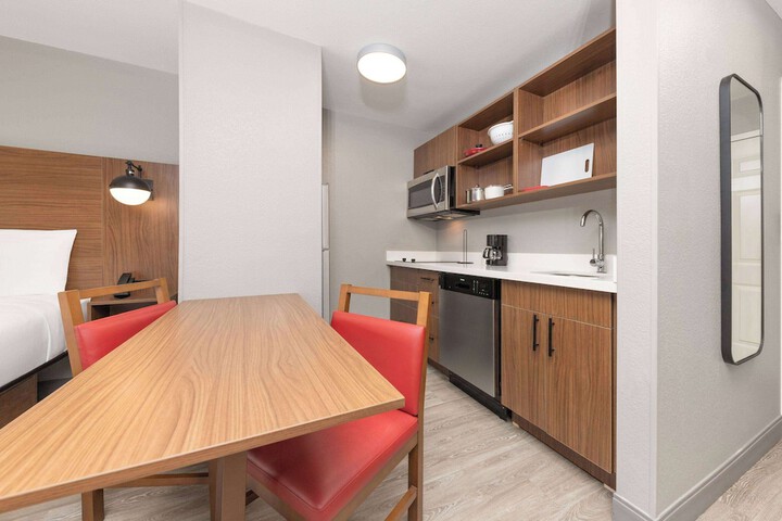 1 Queen Bed Suite Full Kitchen (7 of 15)