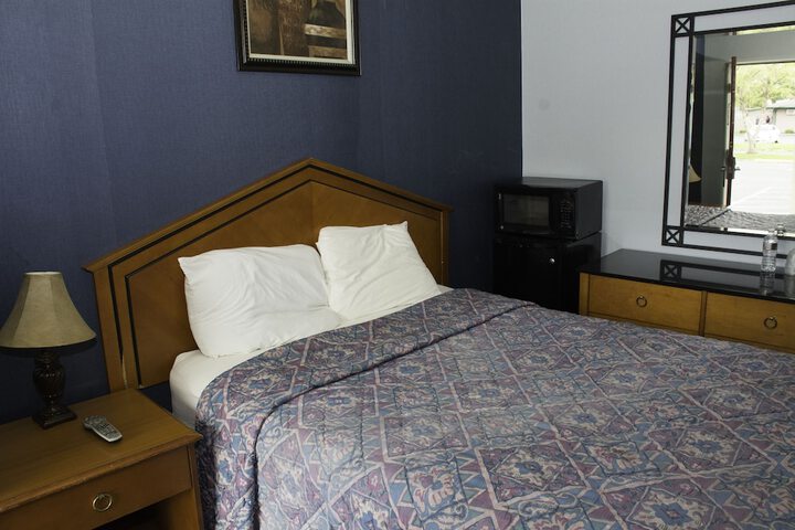 1 Queen Bed (11 of 15)