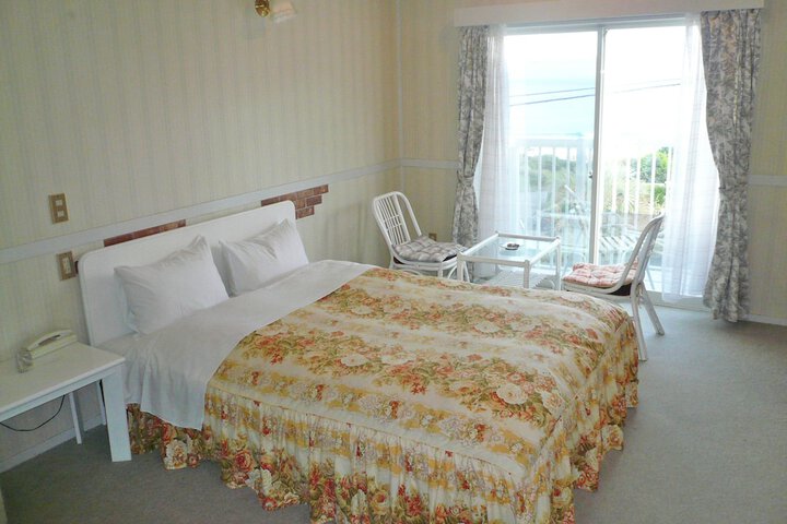 Room 4 of 33