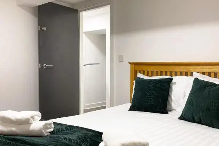 Room 5 of 16