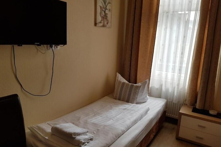 Room 11 of 33