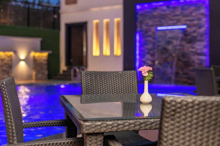 Hotel Pool