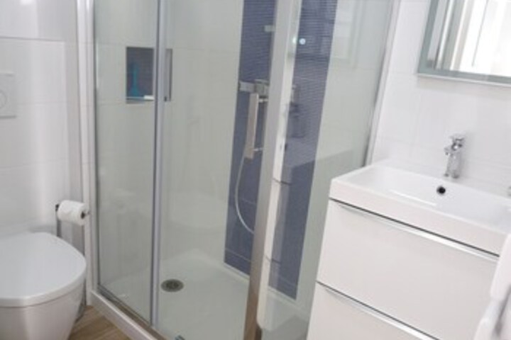 Room 4 of 32