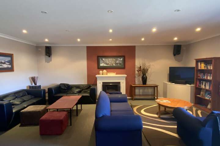 Lounge 22 of 23