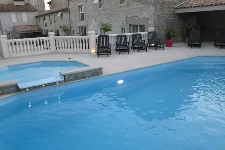 Pool 18 of 32