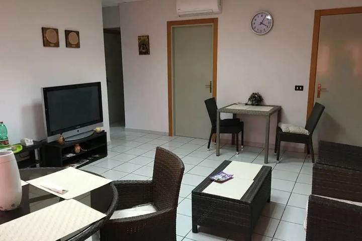 Room 8 of 9
