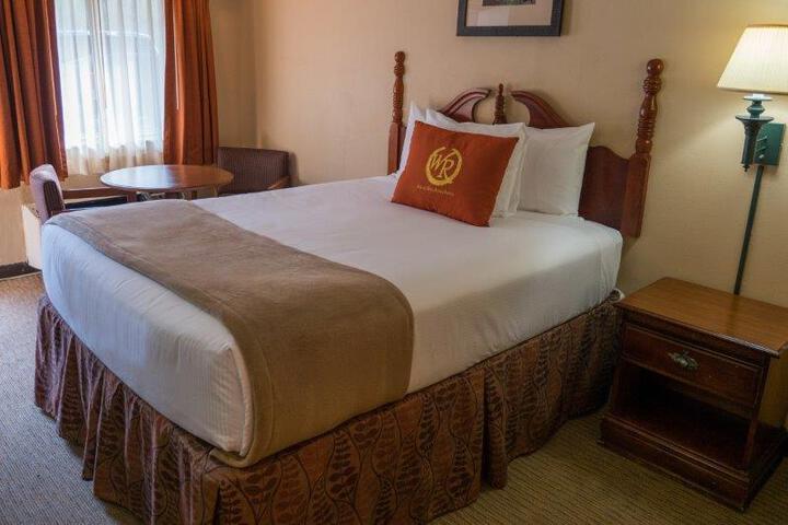 1 Queen Bed (11 of 22)