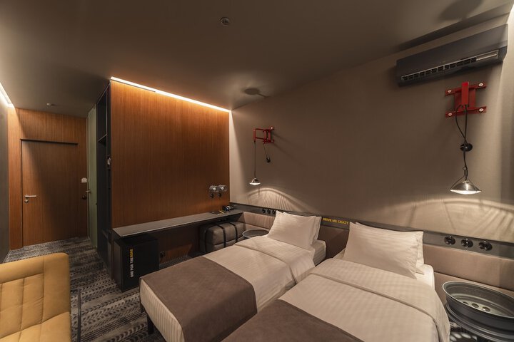 Room 2 of 32