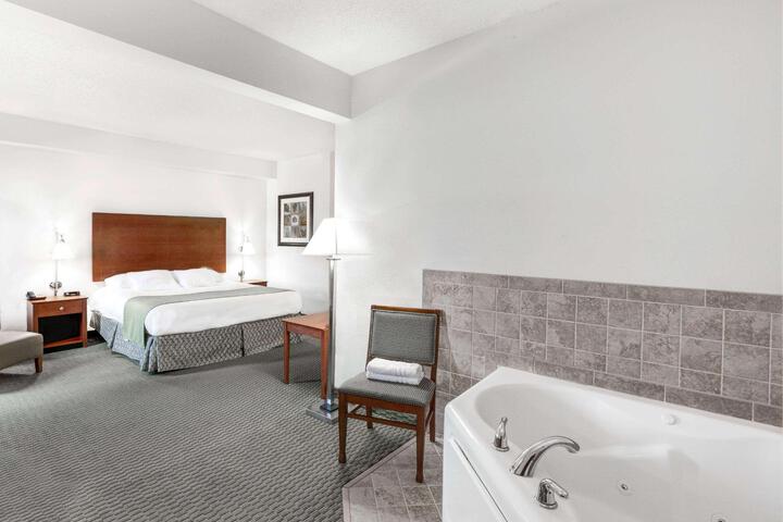 1 King Bed (4 of 10)