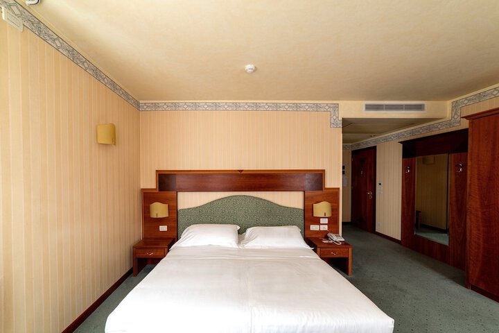 Room 15 of 80
