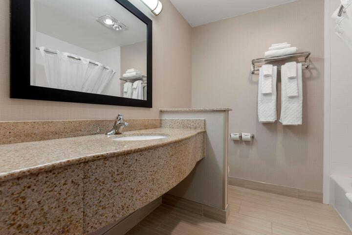 2 Queen Beds Fireplace Sitting Area Work Desk WiFi Full Breakfast (7 of 7)