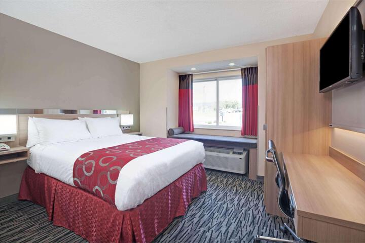 1 Queen Bed (6 of 13)