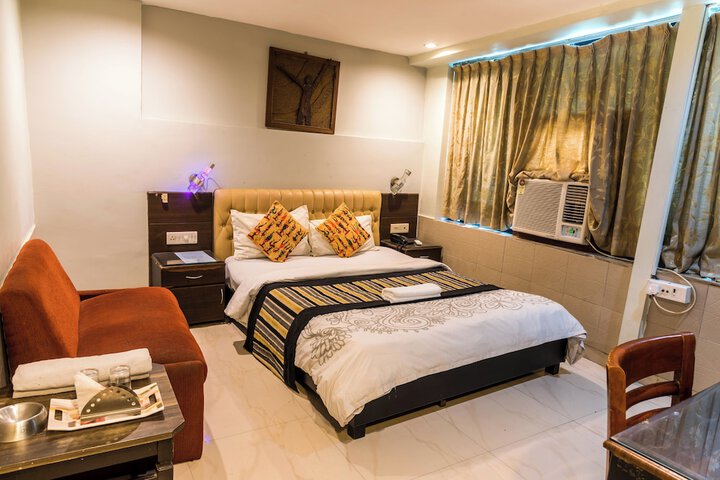 Room 4 of 9