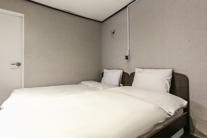 Room 4 of 20