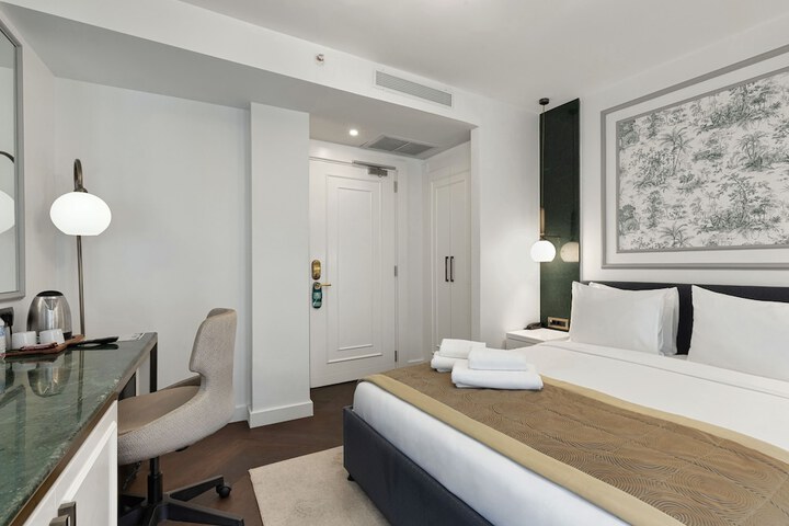 Room 32 of 86