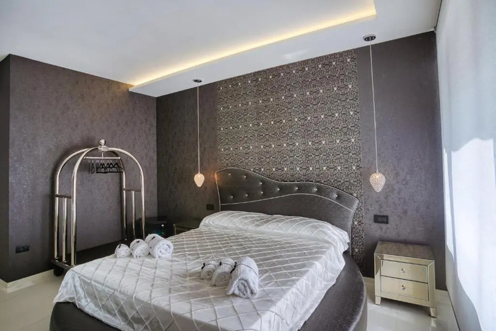 Room 6 of 12