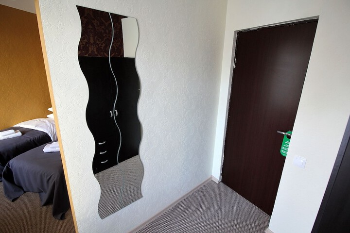 Room 28 of 46