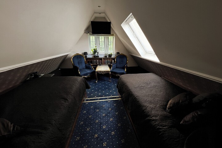 Room 13 of 33