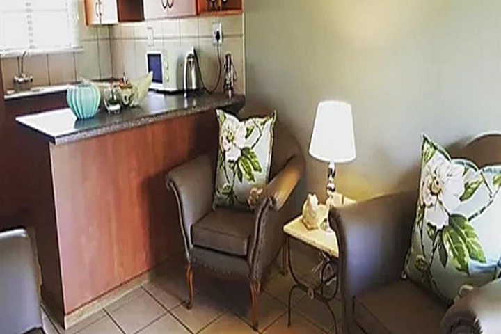 Lounge 11 of 16