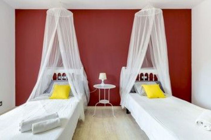 Room 10 of 32