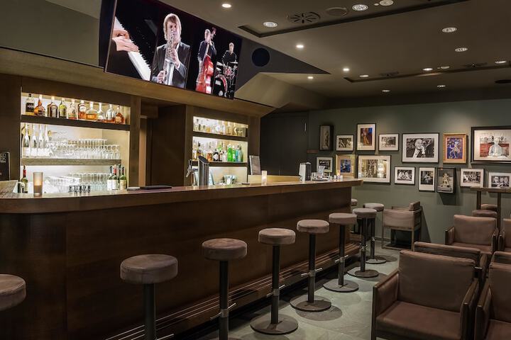Lounge 50 of 67