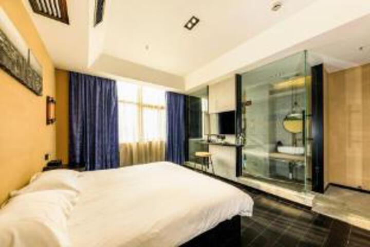 Room 8 of 9