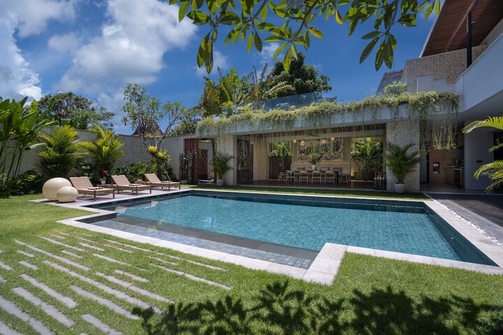 Hotel with Pool