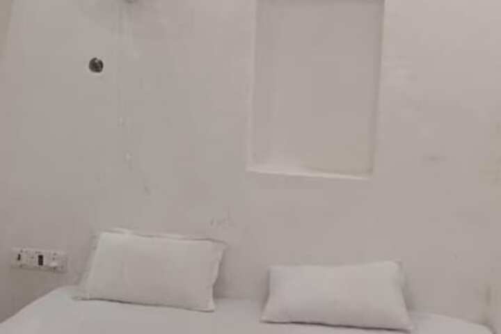 Room 12 of 76
