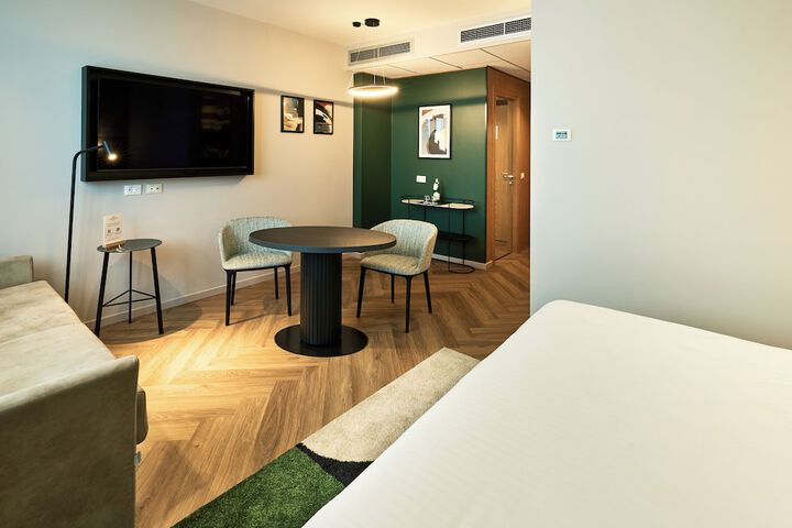 Room 16 of 116