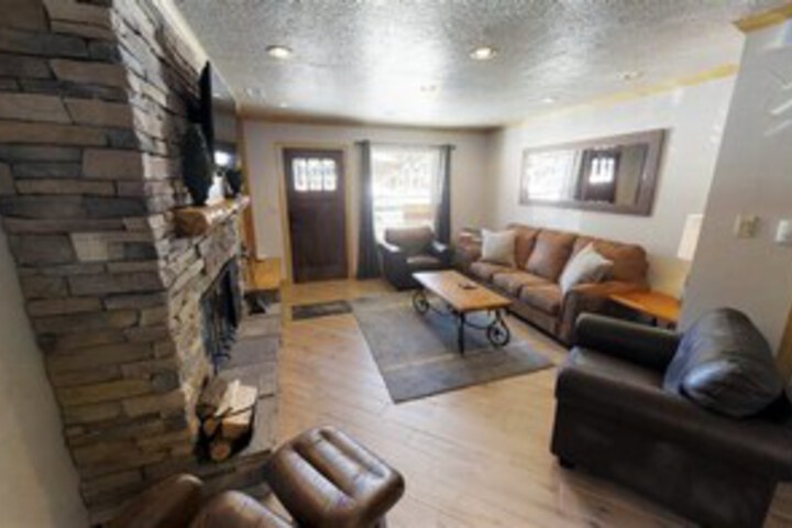 Claim_jumper_townhouse_03