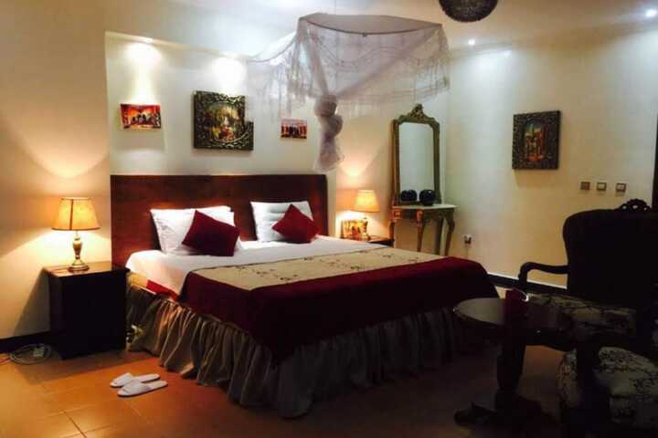 Room 8 of 10