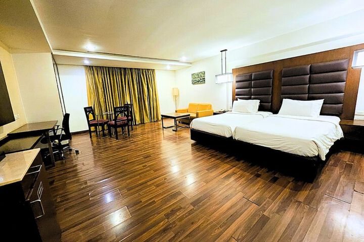 Room 10 of 28